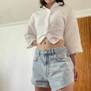 Jeansshorts Gina tricot  - Jeansshorts i storlek 36 från Gina tricot. Knappt använda. Säljer då de är förstora på mig💕alltid fri frakt 📦 