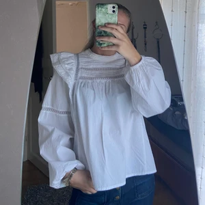 Vit blus med spetsdetaljer - Väldigt gullig vit blus med detaljer i spets