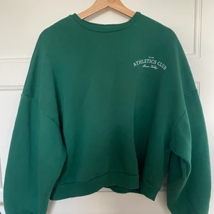 Grön sweatshirt  - Fint skick, använde mycket förut men kommer inte till användning längre. Nypris är 349 kr🥰