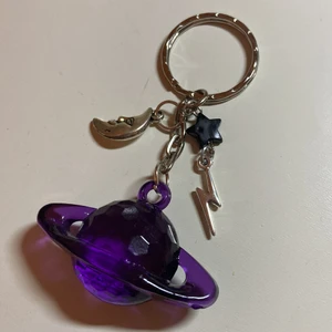 Nyckelring / Väsksmycke Space Tema - Handgjord super nice att pimpa väskan eller nyckelkedjan med!   Köper allt material markerat nyckelfri men ej testat själv, aldrig hört att någon reagerar heller dock.  Hojta till vid frågor!