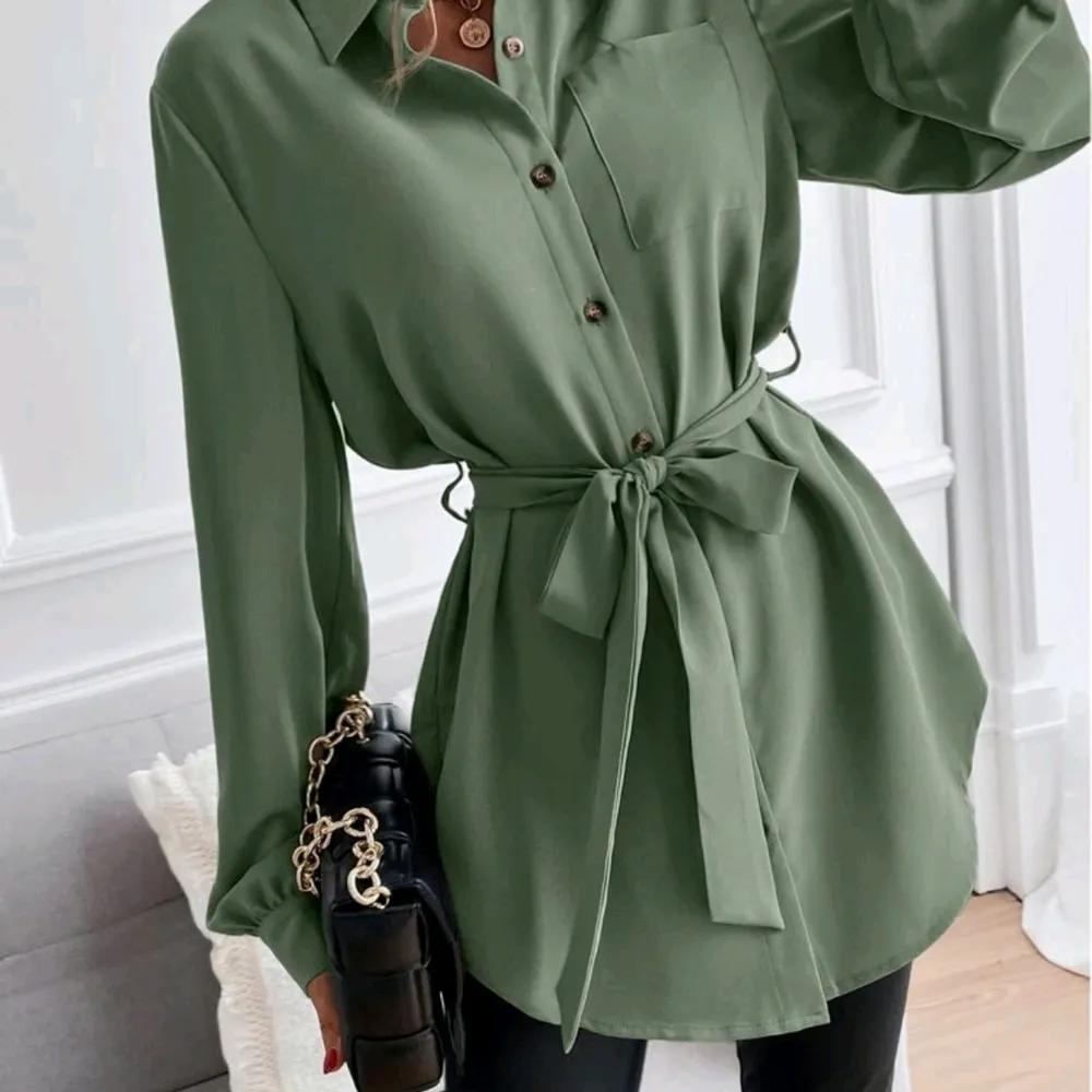 En ny vacker ljus olivgrön tröja ska säljas. Storlek S (32-36). Materialet är otroligt bra! Den är även skön och INTE genomskinlig. Frakt ingår i priset . Tröjor & Koftor.