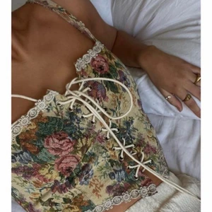 Cider secret garden floral corset tank top - Intressekoll på denna fina korsettopp från Cider. Oanvänd och helt ny. Passar allt från storlek XS-MEDIUM.   Köpare står för frakt. Kan även hämtas i Borås.  Lånad bild första