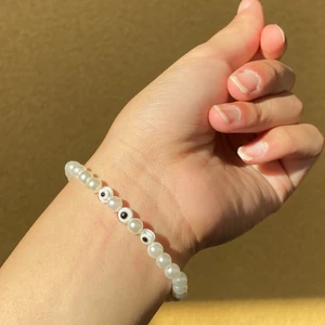 Vitt Evil Eye pärlarmband 🔭 -  Evil eye Kollektion 🧿 * 25kr per armband exklusive frakt! * Flera olika färger * Vill du ha ett mix-färgat armband? Gärna! Du väljer precis allt. * Köper du 1 armband = 25kr , köper du 2 armband = 45 kr