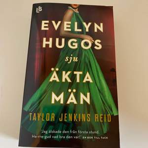 Svenska versionen av Seven husbands of Evelyn Hugos. Aldrig läst och oanvänd. Köptes för ca 120 kr.
