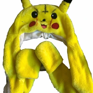 Pikachu mössa - Säljer en cool pikachu mössa som ja själv målat på osv🙌 Den har även ”vantar” som sitter fast på den. Säljer då den inte kommer till användning!