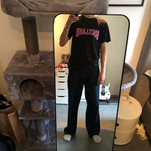 Svart Soulland T-shirt - Svart T-shirt med tryck från soulland säljes pga att den inte används. Tröjan är i bra skick, lite skrynkligt, och är i storlek M! Pris kan diskuteras :)