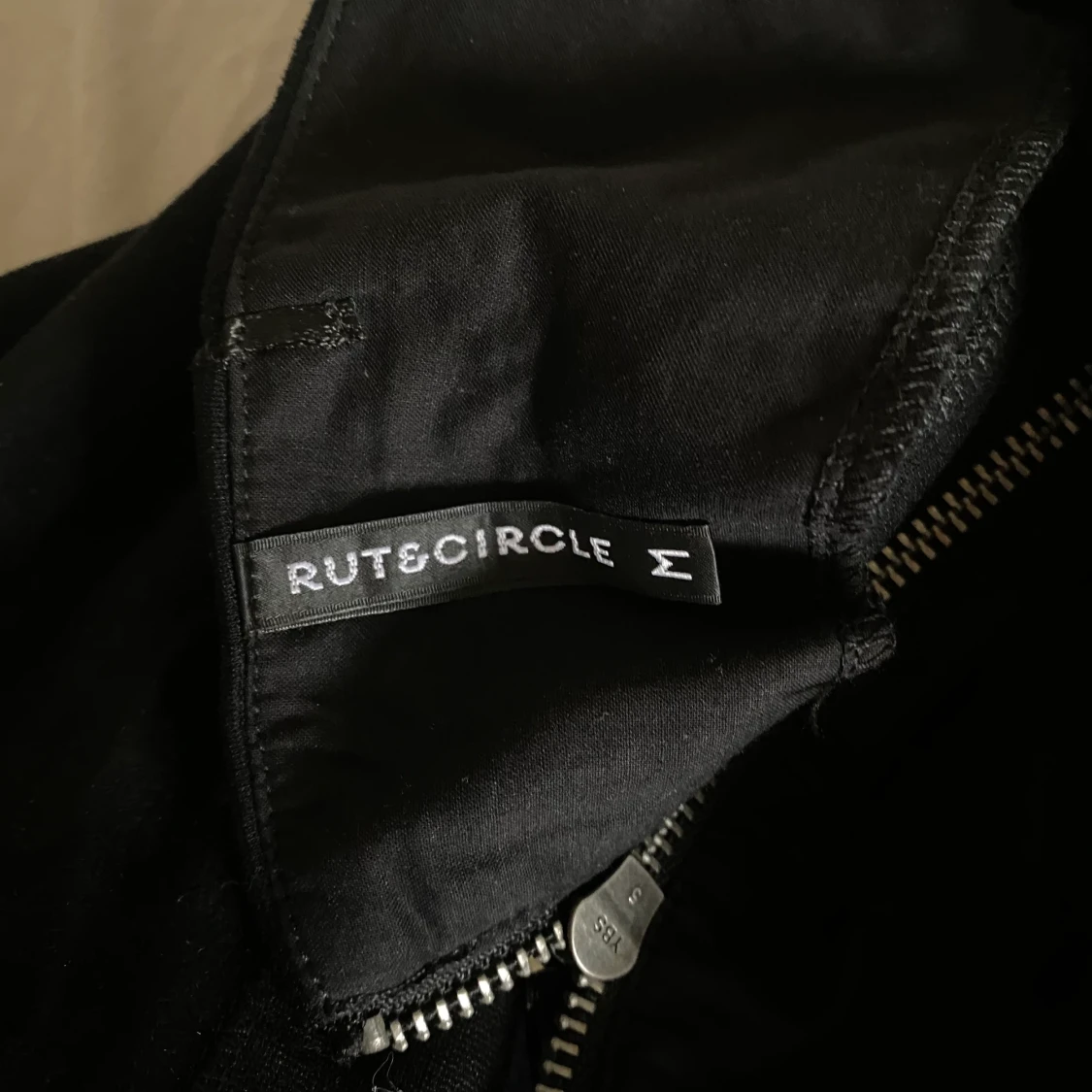 Ärmlös bandau klänning - 90