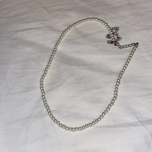 Pärlhalsband - Pärlhalsband från ur&penn🫶🏻 köptes för 69kr.     Frakten är 13kr