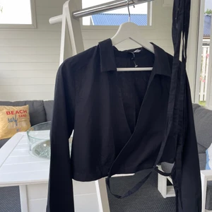 Knyttopp - Helt oanvänd topp från H&M i storlek M men skulle säga att den funkar även om man är S. Skjortan är croppad med band man knyter runt magen och kan justera💘 skriv om du har frågor eller om du vill diskutera pris! 