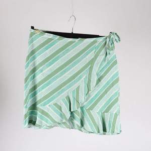 Randig kjol från Samsøe Samsøe. Köpt secondhand nu i sommar. Man behöver pinna upp den i sidan eller sy fast en ny knapp. Jag har använt en säkerhetsnål bara, och det går fint❤️