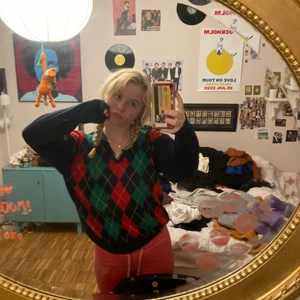 Stickad tröja  - Säljer denna stickade tröjan. Jätte snygg och skön att ha på sig. Fint skick och bra matrial. Skriv privat för fler bilder/frågor! Köparen står för frakten<3