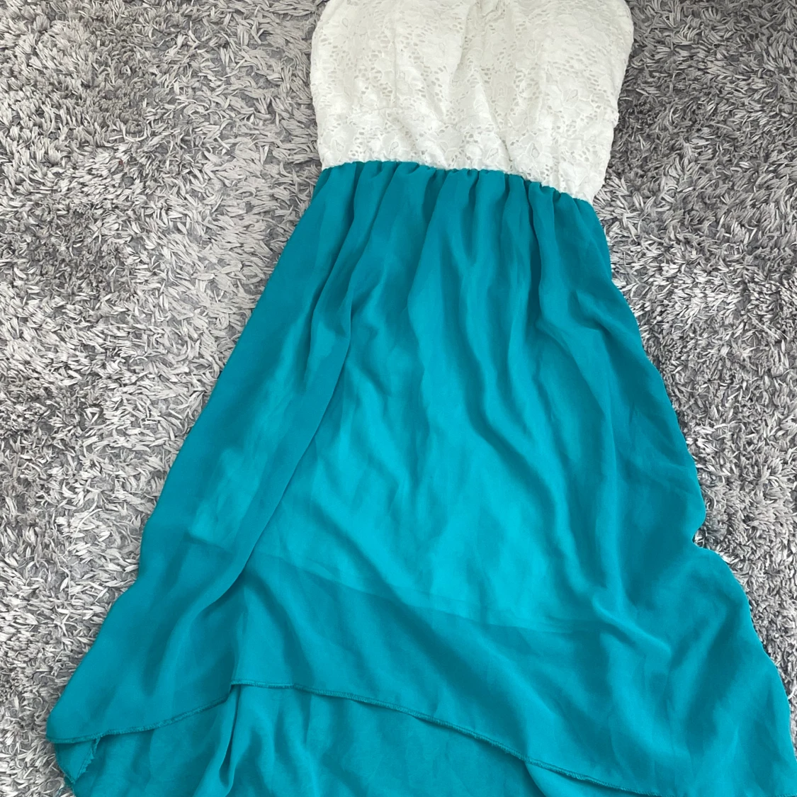 Turkos och vit klänning 