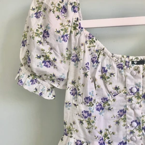 Blommig Sommarklänning🌺🌷🌼 - Fin klänning som endast blivit använd en gång. Storlek S och det går att öppna klänningen på sidan. Vid funderingar skicka iväg ett meddelande! Pris går att diskutera🌻🌸