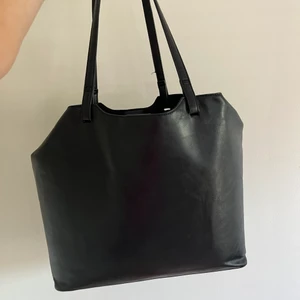 Väsja - Stor skinn väska , får plats med mycket typ som dator böcker osv 