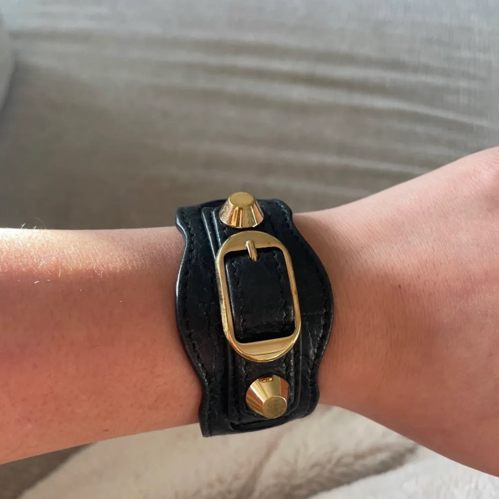 Ett knappt använt Balenciaga armband i storlek m! . Asusteet.