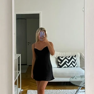 Zara klänning, Svart  - Zara klänning Strl S  Svart  Köptes för 399 kr, använd 1 gång, så säljer nu för 299 kr 