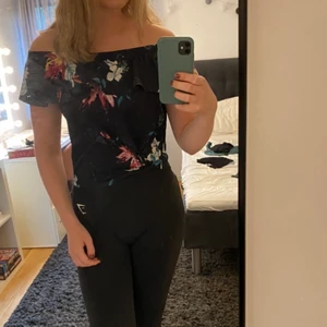 Topp - Blommig off-shoulder topp från Gina tricot, storlek S, säljer för 50 kr + frakt