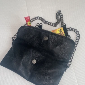 Väska kedja  - Ball rymlig axelväska 🌟 lång axelremskedja, går säkert att förkorta om man vill 🥰 knappt använd alls