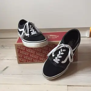 Vans i bra skick med jättesmå slintningar på sidorna som knappt syns, säljer då dem inte passar längre.