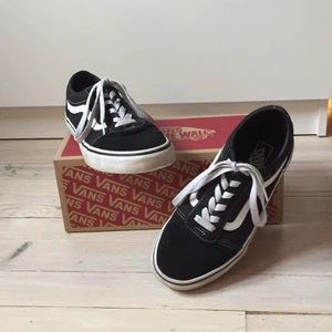 Vans old skool - Vans i bra skick med jättesmå slintningar på sidorna som knappt syns, säljer då dem inte passar längre.