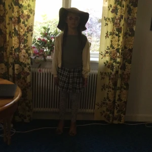 Skylltdocka REA - Skyllt docka med tillbehör tlx peruk tjol tröja, munkjacka blommiga tajts, solglasögon en stor fin hatt ett par klackar🙂