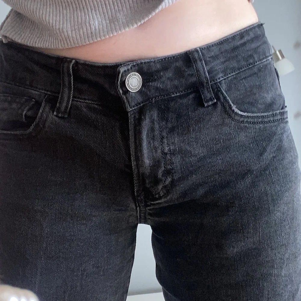 BUDA!! ❤️‍🔥 lågmidjade svarta jeans från str, slutsålda på Zalando 💫 storlek 36 men sitter mer som en 34! använda en gång, kmr aldrig till användning ⚡️ . Jeans & Byxor.