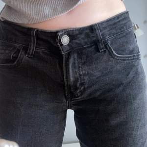 BUDA!! ❤️‍🔥 lågmidjade svarta jeans från str, slutsålda på Zalando 💫 storlek 36 men sitter mer som en 34! använda en gång, kmr aldrig till användning ⚡️ 