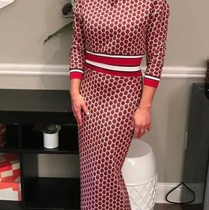 H&M collection röd mönstrad midi kjol - Kjo  från H&m en collection de hade med ett brittiskt märke, midilängd. Stretch i midjan/kjolen. Storlek Xs. 