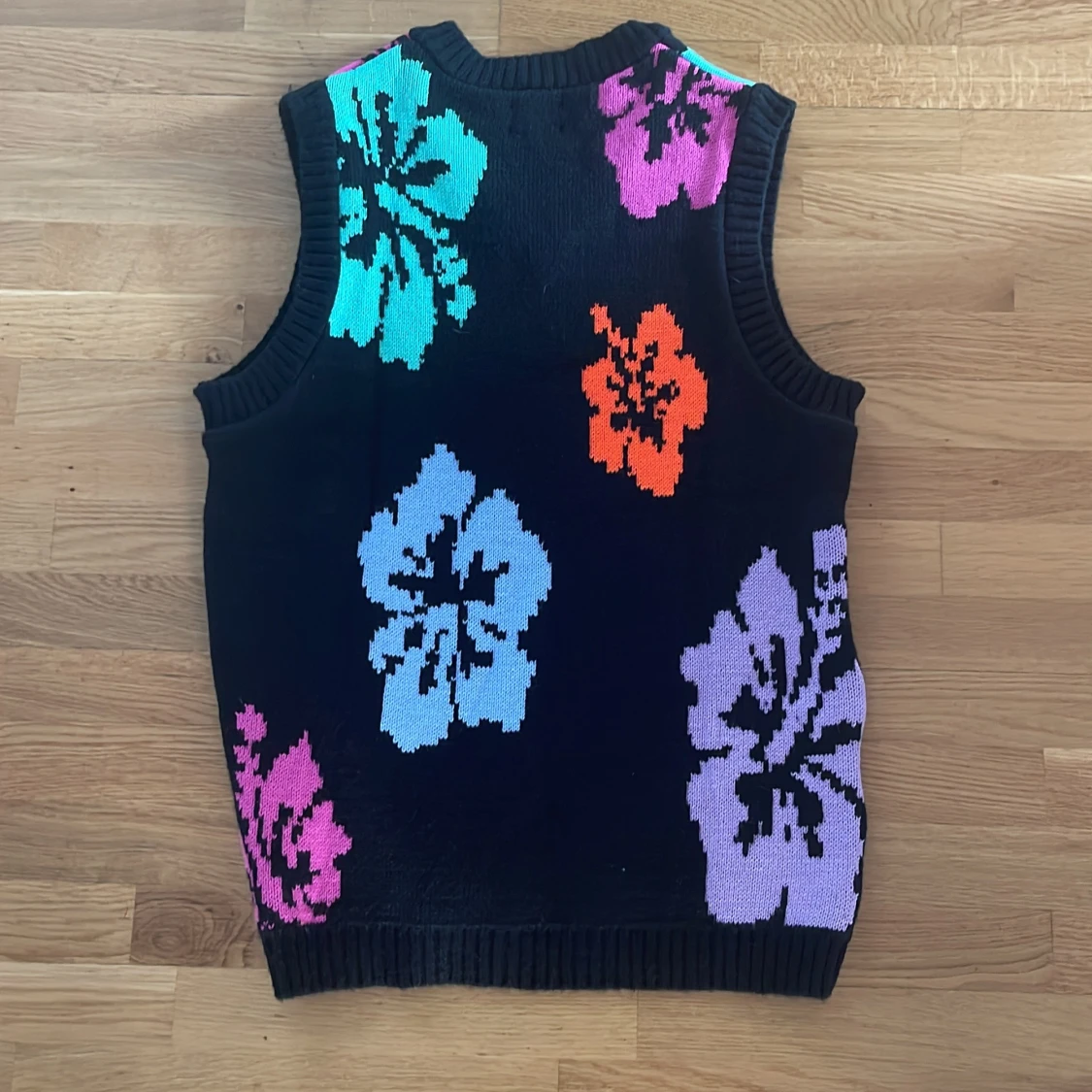 Blommig stickad väst - 90