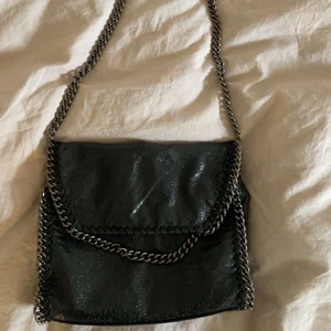 Svart axelväska - Svart väska i bra skick! Liknar både Stella McCartney väskorna och påminner lite om tiamo väskorna💗