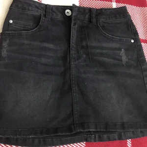 Storlek: 152 - Detta är en jeans kjol som bara har används en gång, den är som ny. Den köptes för 300kr. Kommer dock inte ihåg vart ifrån kjolen är köpt.
