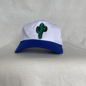 Kaktus-Keps - FRI FRAKT! Enkel keps i baseball-modell.  Egenskapad design. Kepsen är i nyskick och oanvänd, men begagnad. Se cool ut OCH shoppa ansvarsfullt på samma gång!  Storlek: One Size Material: 100%bomull