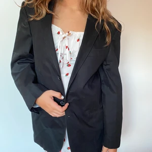 oversized kavaj - svart snygg kavaj med armpuffar och slit längs ner där bak, tyvärr väldigt skrynklig på bilden men det går lätt att stryka! Passar till allt och den är oversized på mig som är s