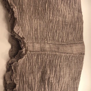 Zara topp - Jätte gullig beige zara topp med en liten volang längst ned. Jag säljer plagget då jag ej har fått så mycket användning för den. Toppen är i ett mycket bra skick. Frakt betalas av köparen.