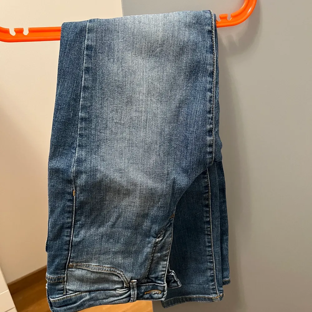 köpta för 500kr. inga defekter men väl använda ‼️ . Jeans & Byxor.