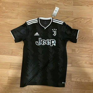 Juventus bortatröja 22/23 pogba - En Juventus bortatröja årsmodell 22/23 pogba nr 10 på ryggen. Storlek S. Aldrig använd. 
