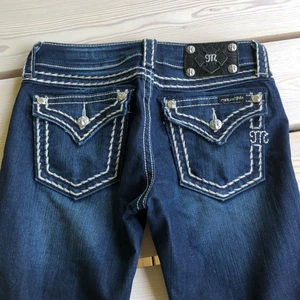 Miss me jeans - Sjukt coola Miss me jeans! Storlek 26, jättebra skick. Midjemått: 76cm Innerbenslängd: 81cm Skriv privat för fler bilder eller frågor! Använder ej funktionen frakt 63kr 
