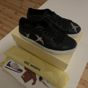 Arigato skor - Säljer dessa superfina Arigatoskorna i modellen Clean 90. Dem är i princip i nyskick, förutom att det finns en liten defekt på den högra skon längst fram {bild 1}.  Strl 38, men passar mig jättebra som är en strl 39 i skor. NYPRIS 2000kr😃 bjuder på frakt!