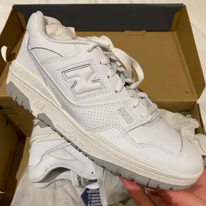 New Balance 550  - Helt nya New Balance 550 som aldrig är använda! Strl 42,5 men passar också 42. Hör av dig om du har frågor, priset är diskuterbart vid snabbt köp 🤩🫶 Exklusive frakt 