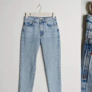 Blåa mom jeans från gina. Säljs då dem inte används längre, fint skick. Köpare står för frakt. Egna bilder kan skickas vid intresse💜