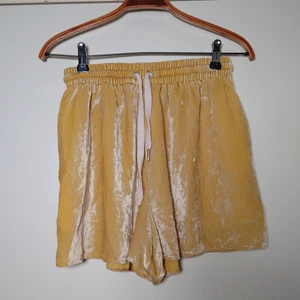Sammetsshorta - Gula kortbyxor i sammet med resår i midjan. Lite gult på snöret, syns på sista bilden 🌻