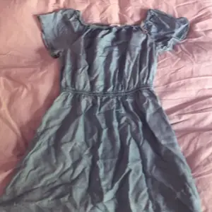 en blå barn klänning från hm i strl 146/152 