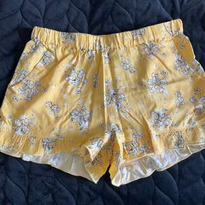 Supersöta gula somriga shorts! 💛 storleken är 146/152 men passar som XS, endast använda 1 gång så är som nya! Frakt tillkommer, frakten nedanför stämmer inte alltid! Köp inte med knappen köp nu ❌
