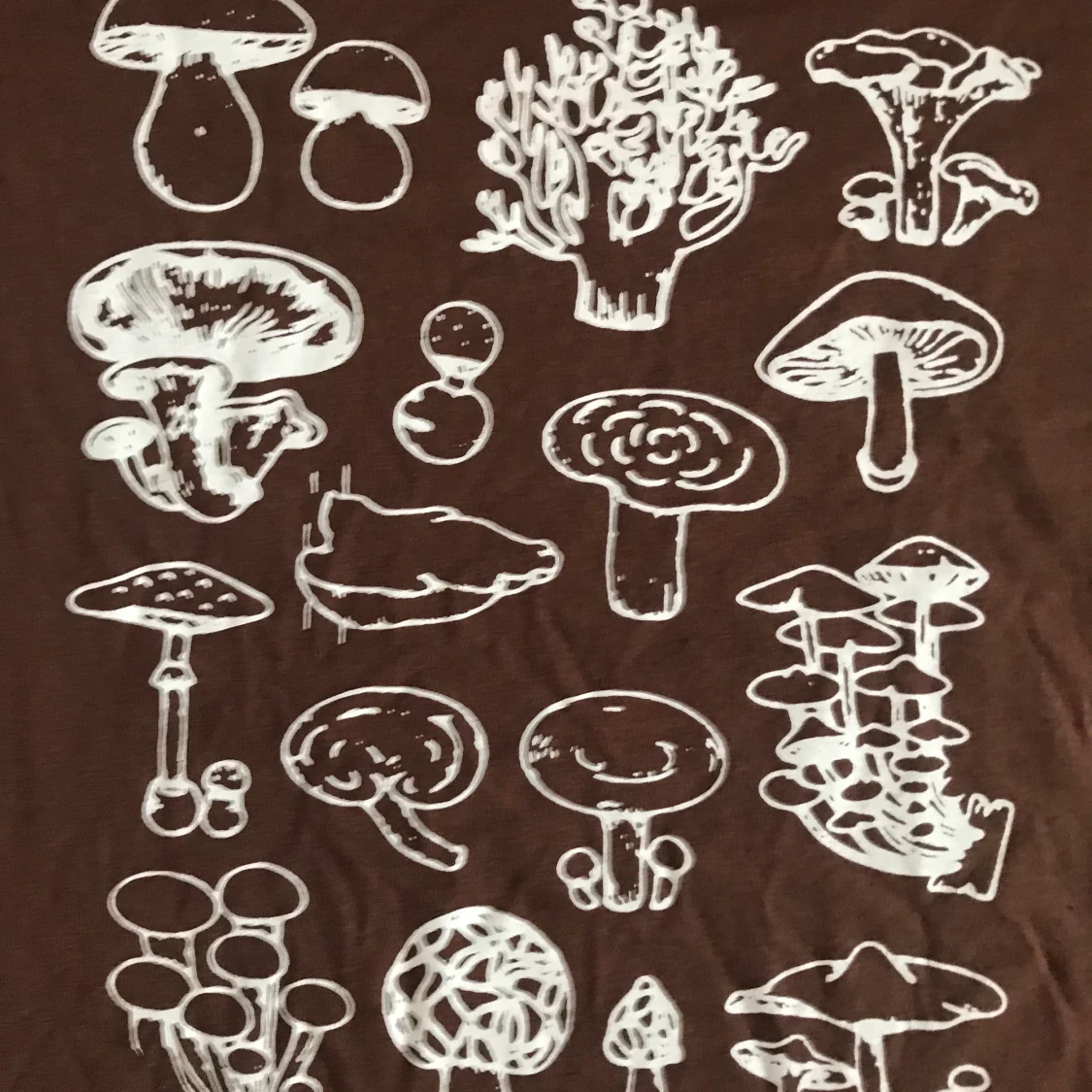 Brun t-shirt med svamptryck stolek L - 90