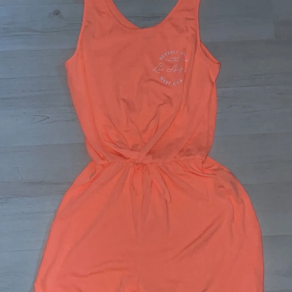 Aprikos/neon orange jumpsuit/byxdress från H&M! Använd 1 gång, på en sommaravslutning för ungefär 2 år sen! Som nytt skick! Jättefin färg nu på sommaren. 🥰🧡💗. Övrigt.