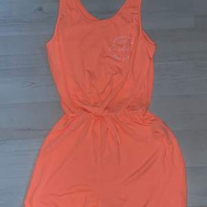 Aprikos/neon orange jumpsuit/byxdress från H&M! Använd 1 gång, på en sommaravslutning för ungefär 2 år sen! Som nytt skick! Jättefin färg nu på sommaren. 🥰🧡💗