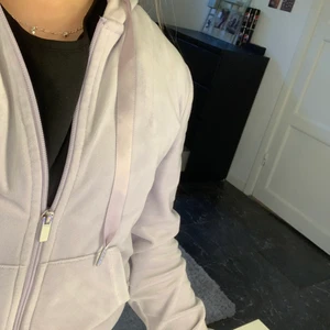 Gina tricot tröja S - säljer denna Gina tricot tröja, i färg lila & med en luva. Säljer då denna för att ja börjar växa ur den. kom privat om du skulle vara intresserad! Storlek S