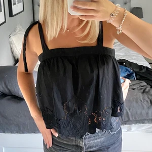 Svart topp - Svart topp med knytbara band💞
