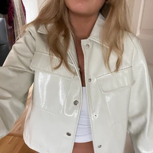 Skinjacka - Fräsh blank jacka i beige. Perfekt till en utgång!💓💗