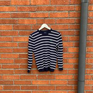 Jättesnygg Ralph Lauren ”striped” sweatshirt, blå o vit. Mycket sparsamt använd, alltså i nyskick. Nypris ca. 900kr. 